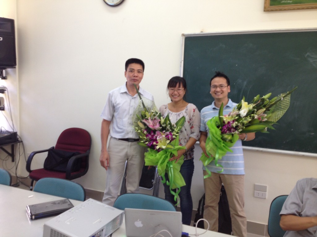 Viện trưởng tặng hoa chúc mừng hai tiến sĩ
